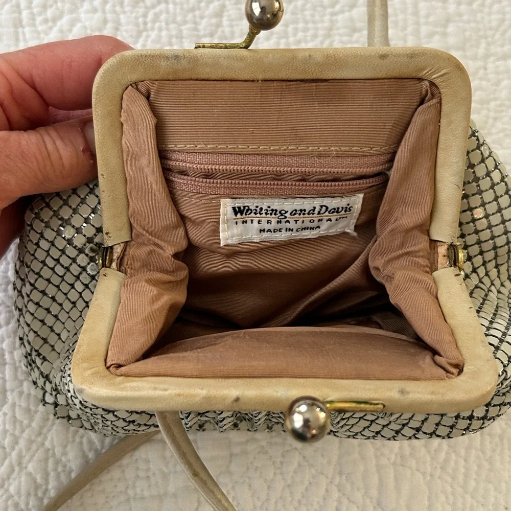 Vintage Whiting & Davis ivory metal crossbody bag. Kiss lock, leather trim. Nice - Picture 9 of 16